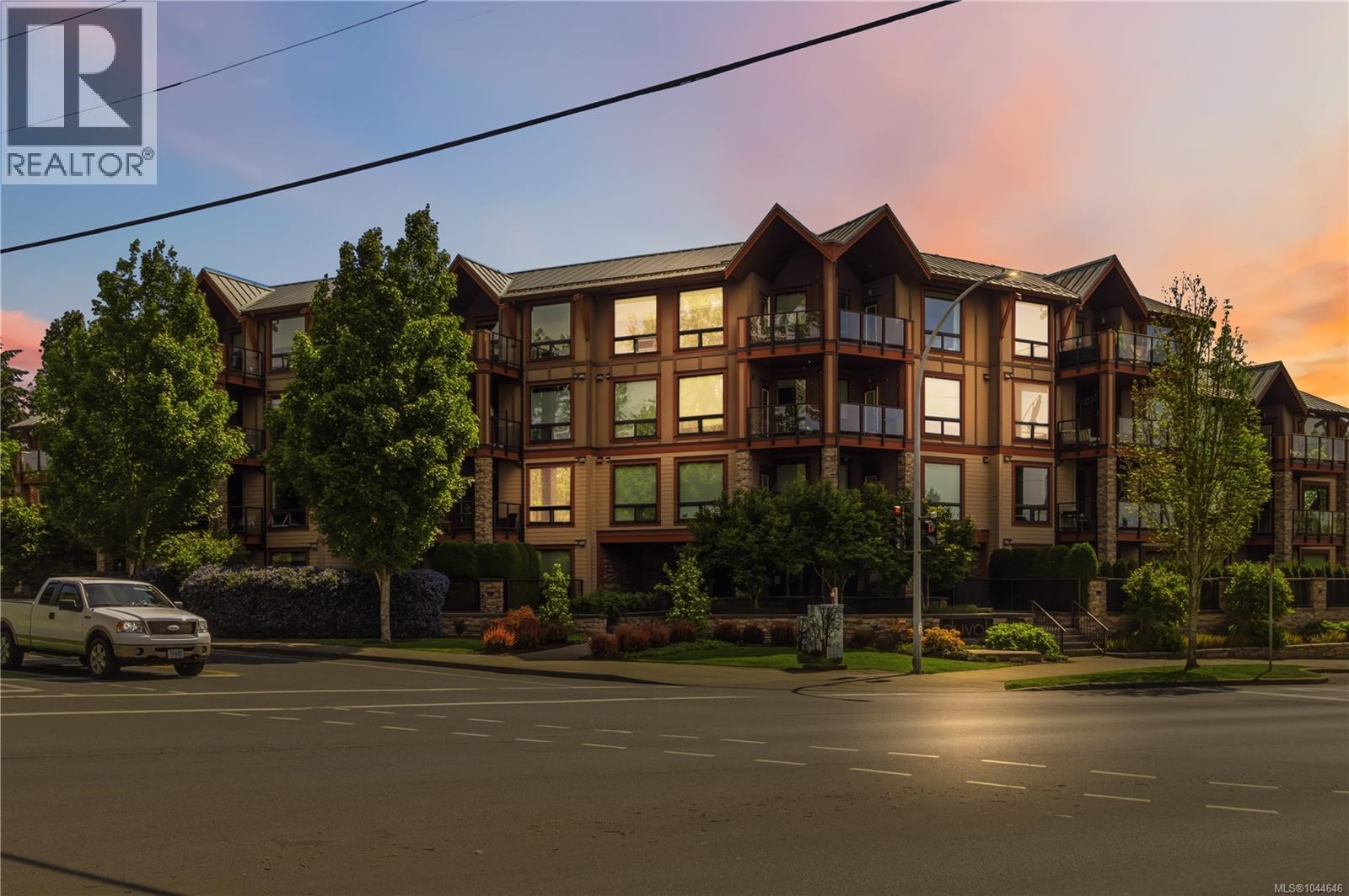 101 4529 West Saanich Road, Saanich
