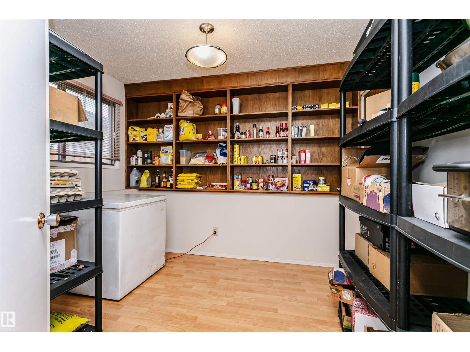 18316 78 AV NW - 35