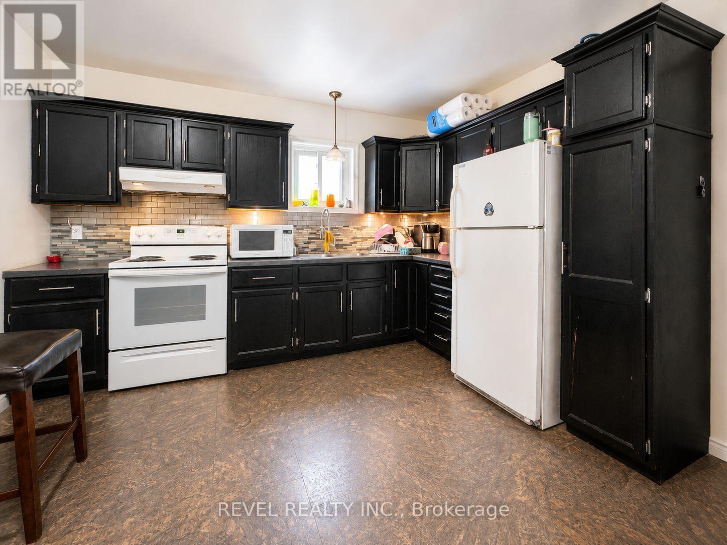 146 PINE STREET N - Image 3