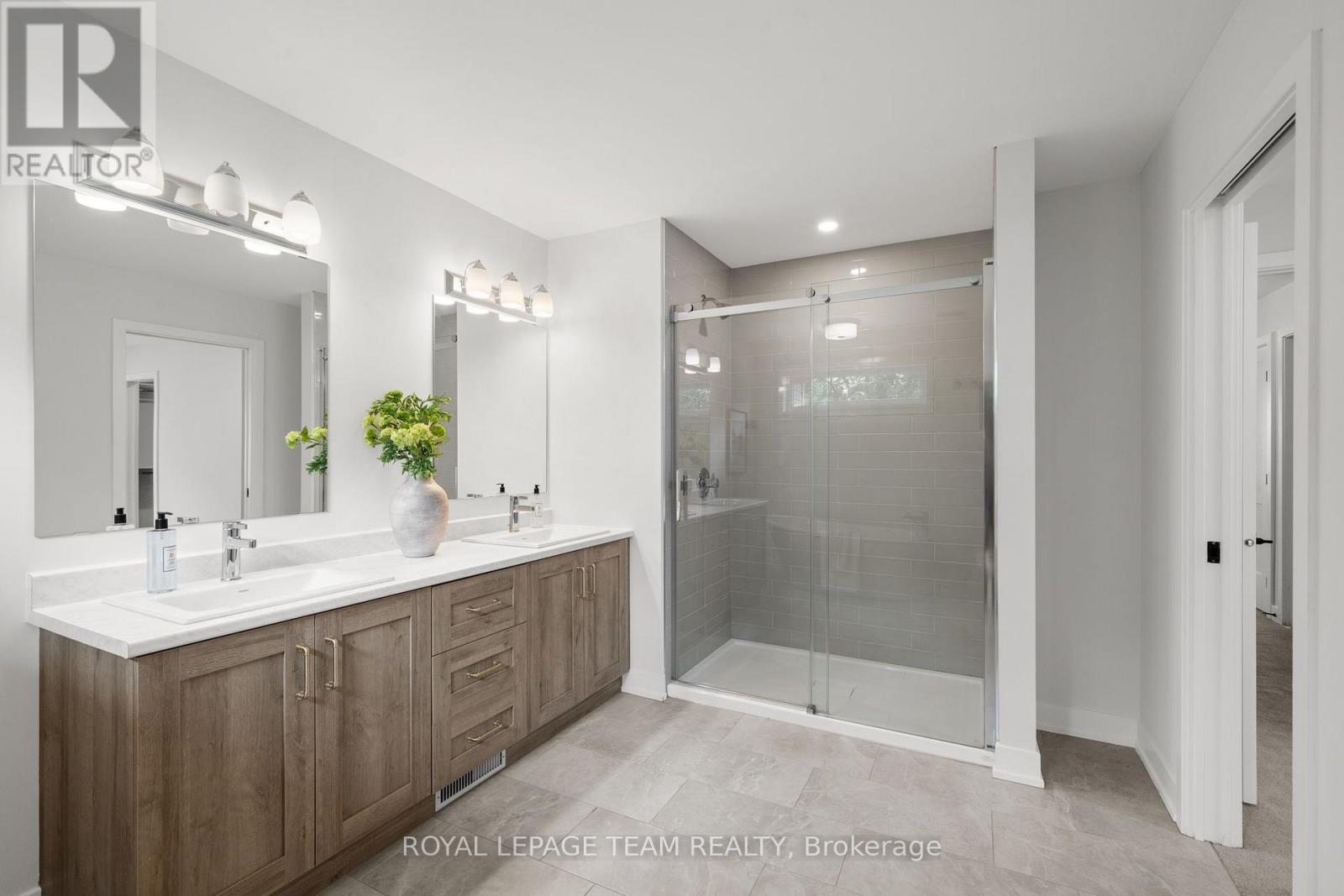 53 MAC BEATTIE DRIVE - Image 32