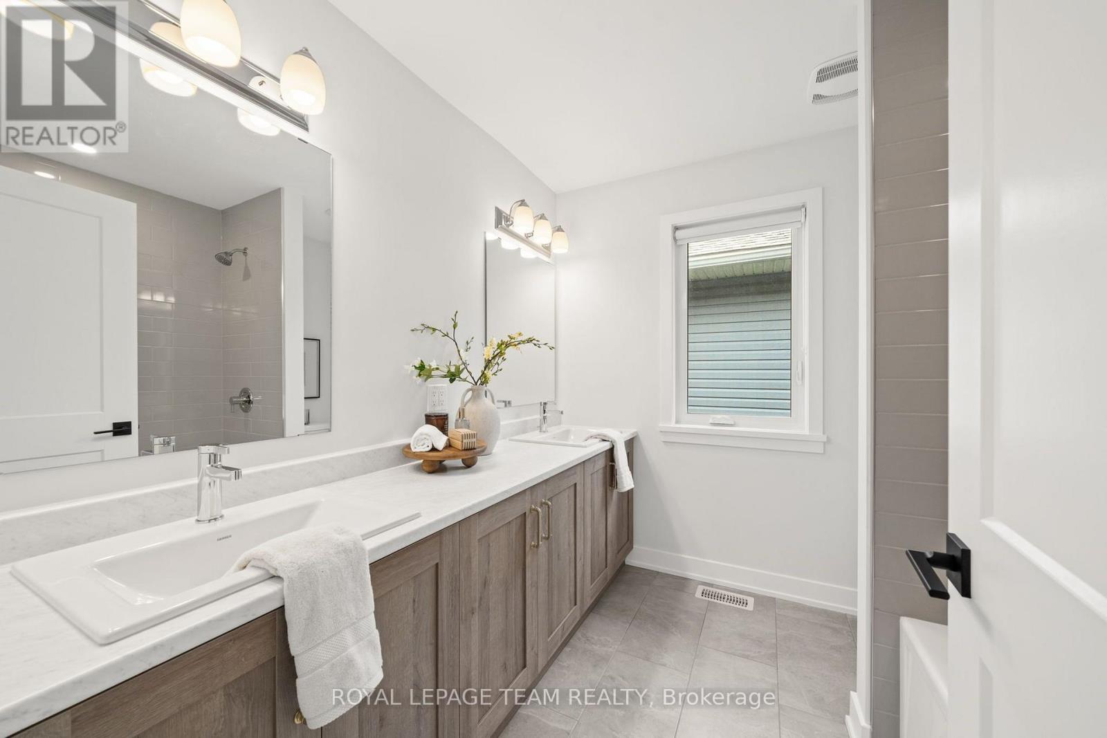 53 MAC BEATTIE DRIVE - Image 41