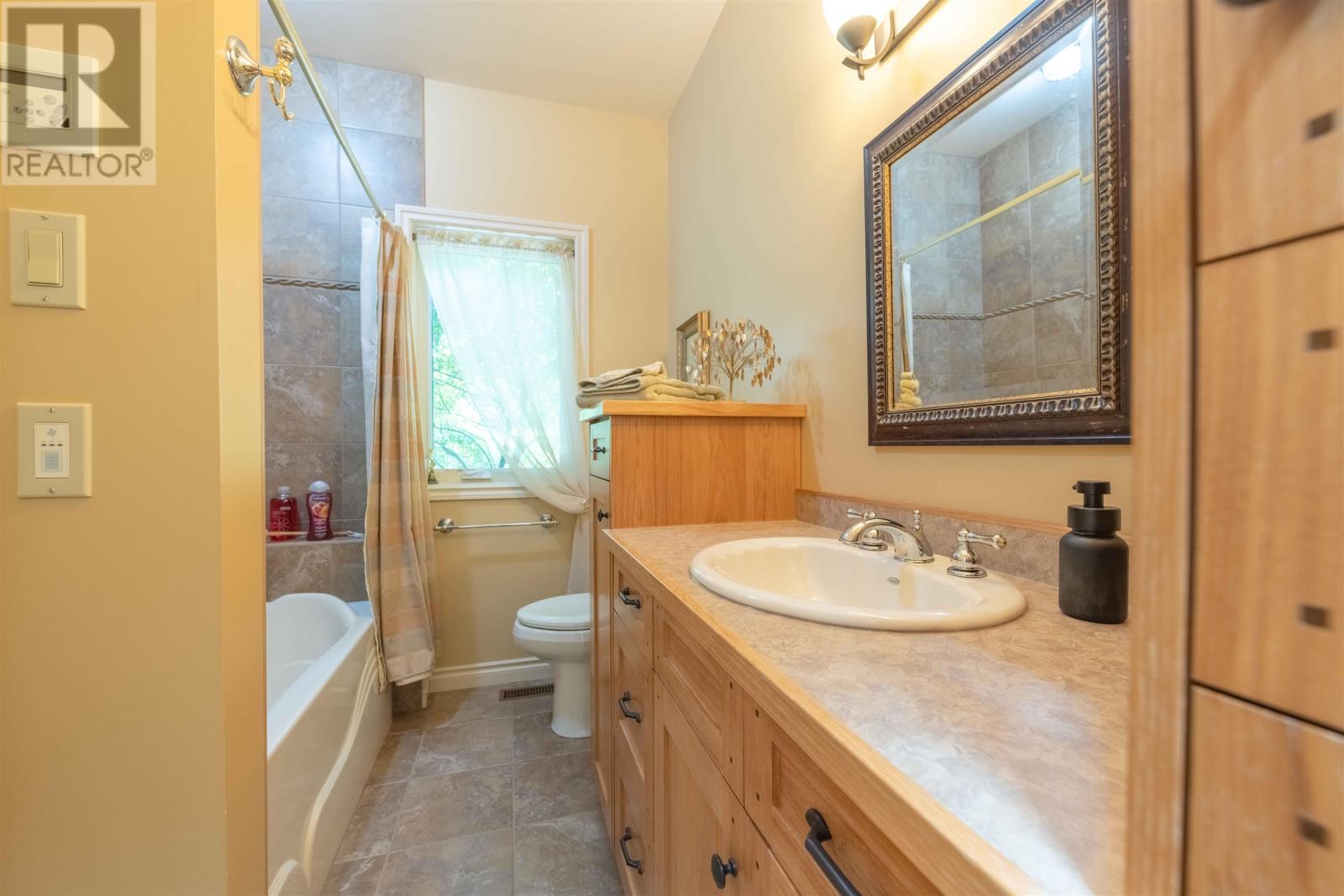 135 MICKELSON DR E - 43