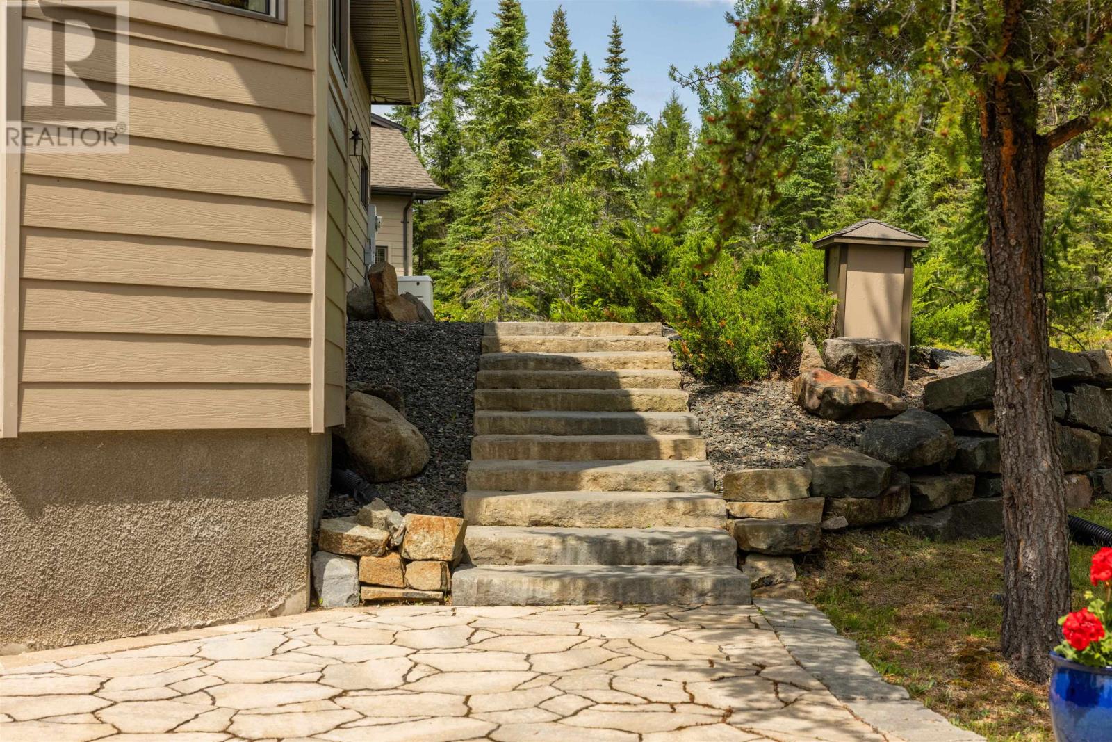 135 MICKELSON DR E - 8