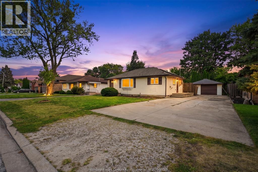 2733 LLOYD GEORGE BOULEVARD - 1