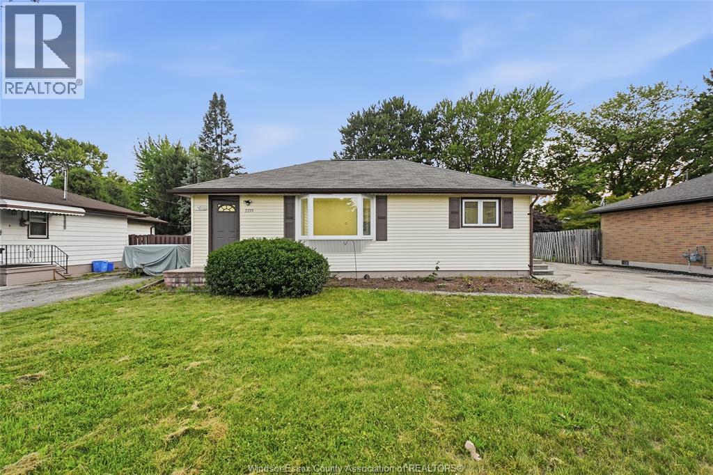 2733 LLOYD GEORGE BOULEVARD - Image 12