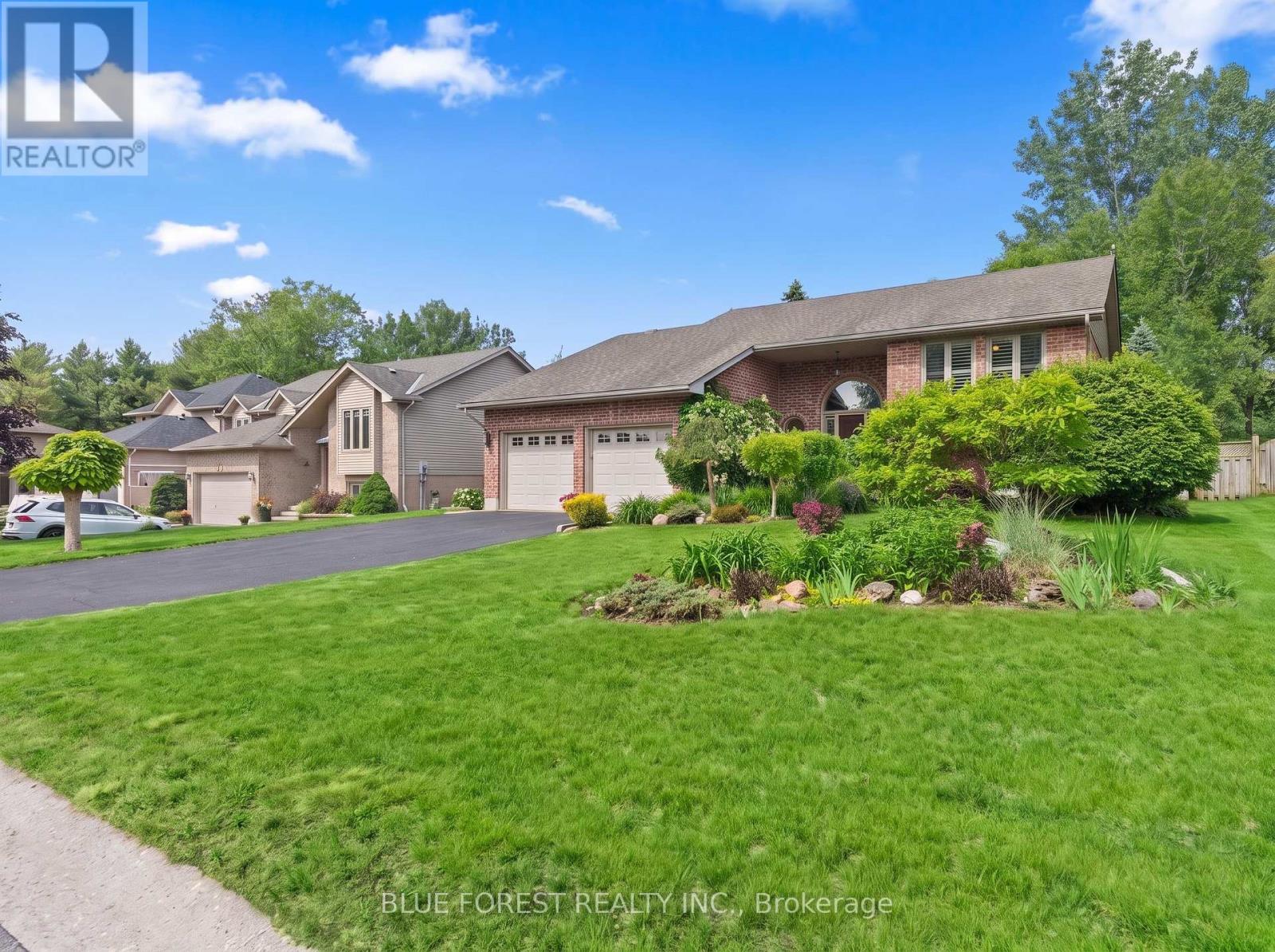 29 VILLAGE GATE CRESCENT - 2
