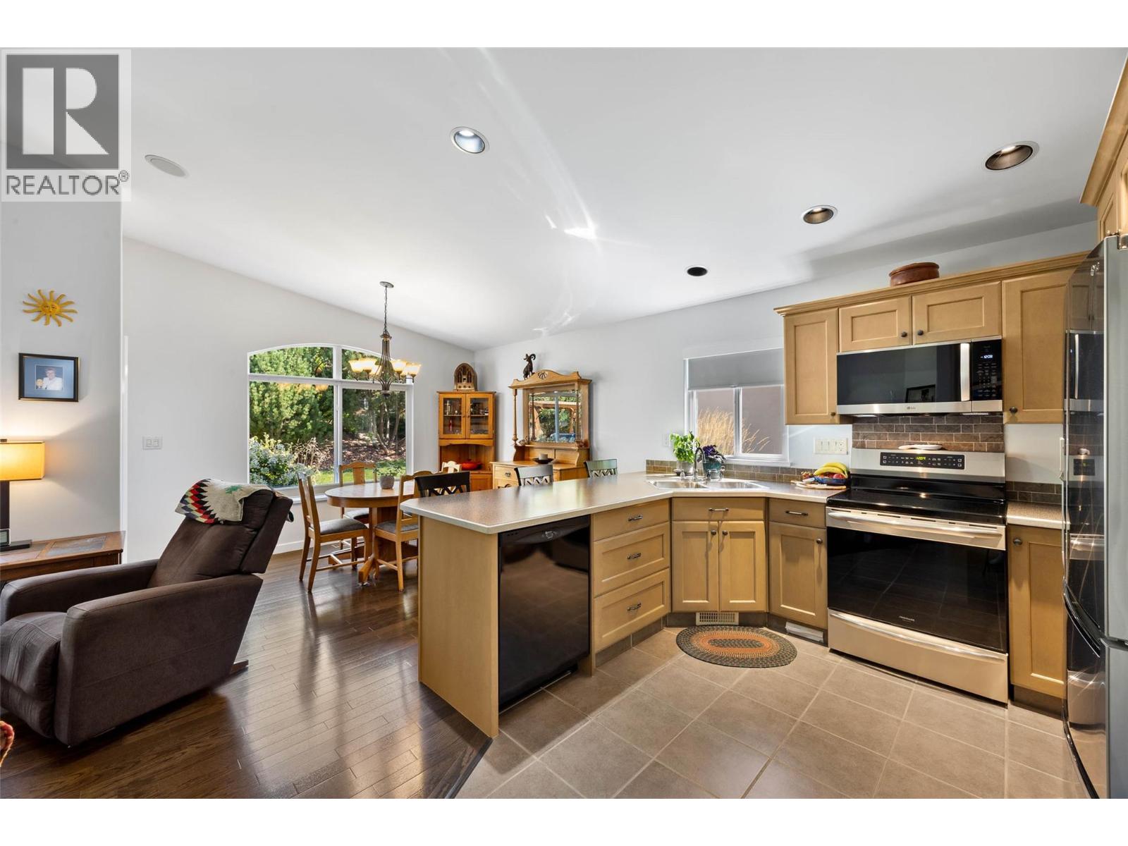 757 Rosewood Crescent - 2