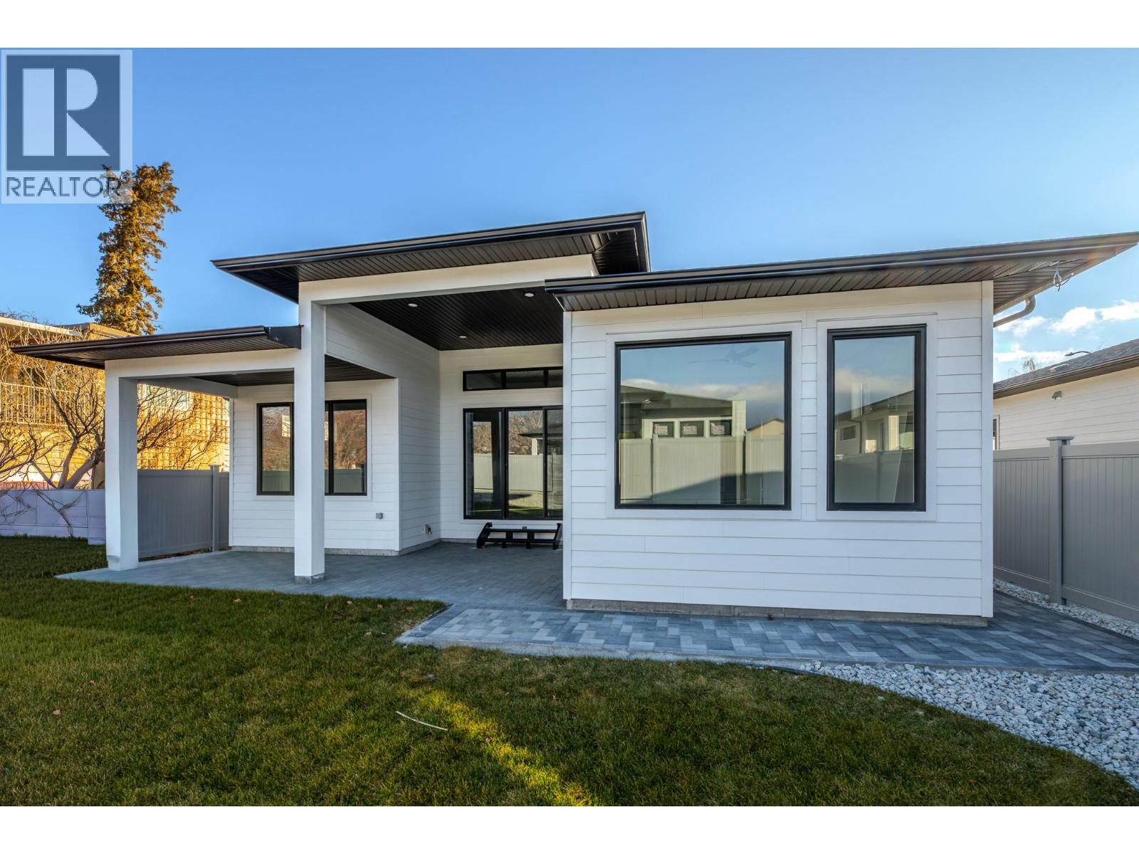 5586 Nixon Road, Summerland