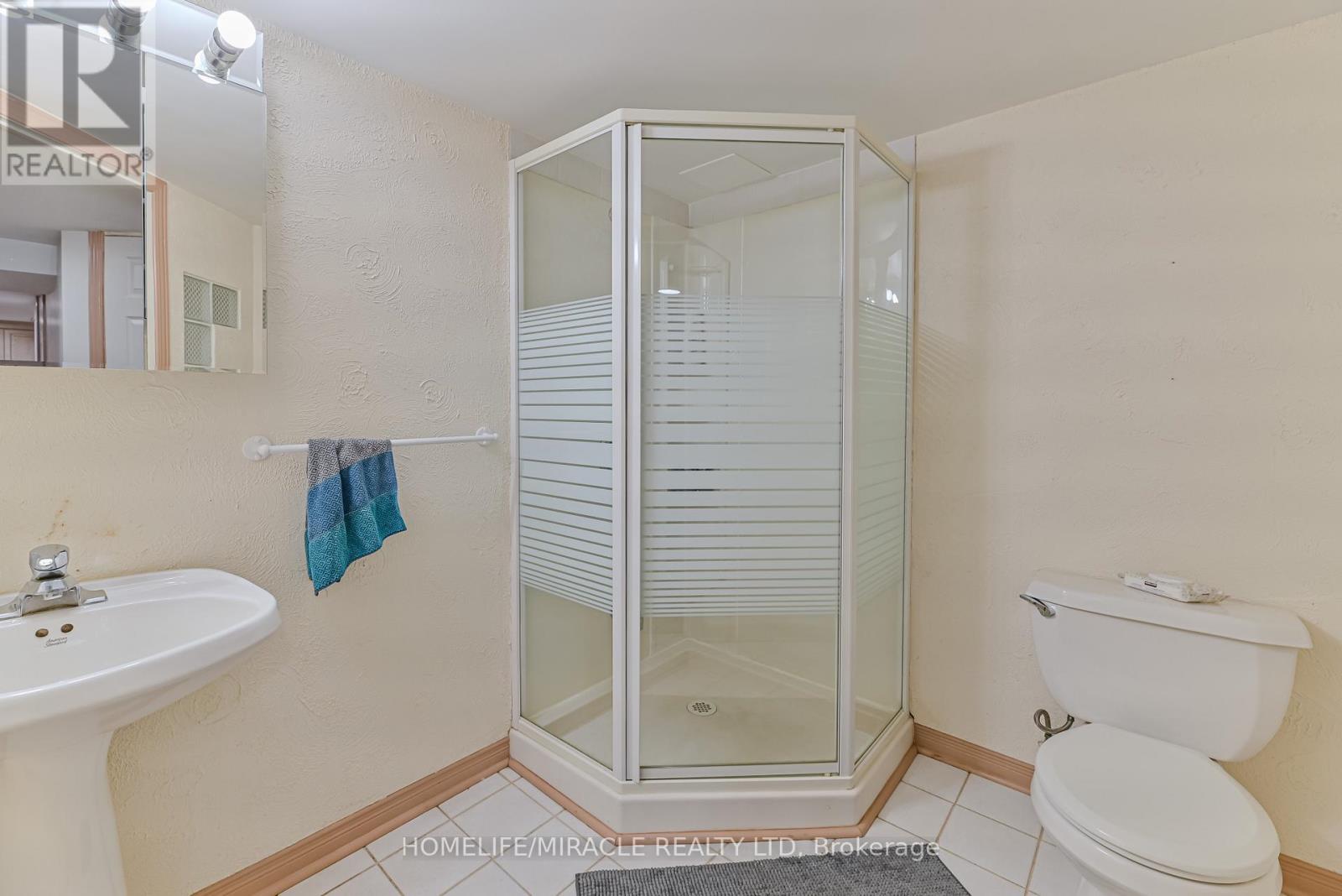 36 LETTY AVENUE - 23