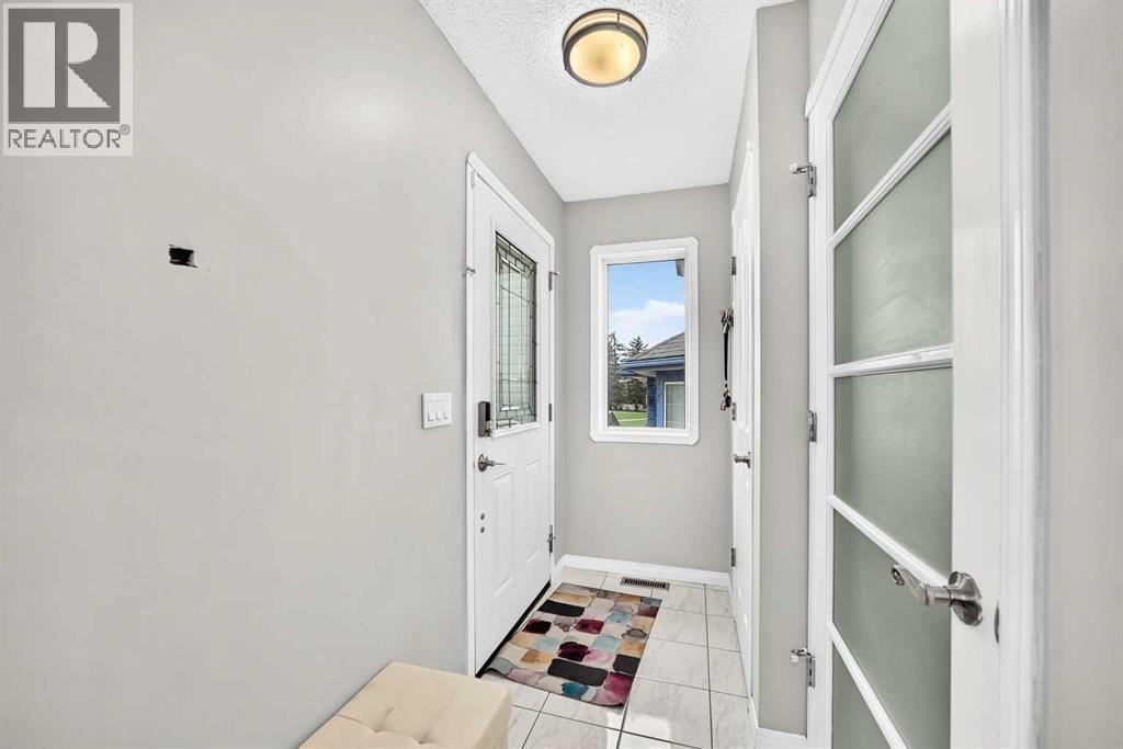 125 Appleburn Close SE, Applewood Park, Calgary photo 2