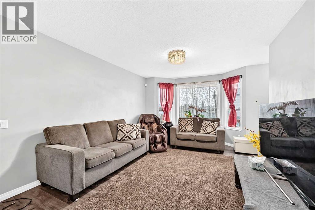 125 Appleburn Close SE, Applewood Park, Calgary photo 3