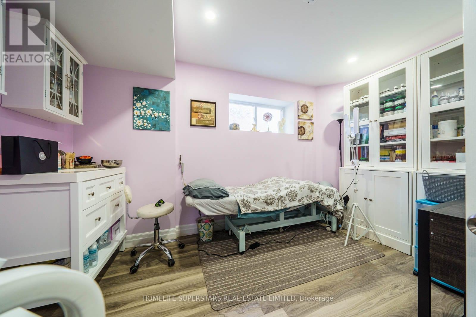 84 LAMBERT CRESCENT - 37