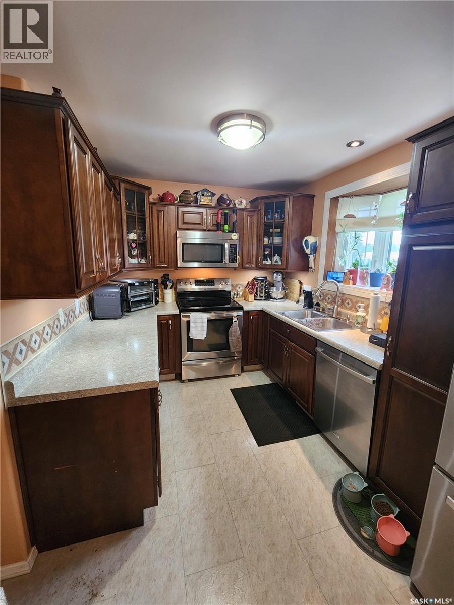 808 Assiniboia AVENUE - 8