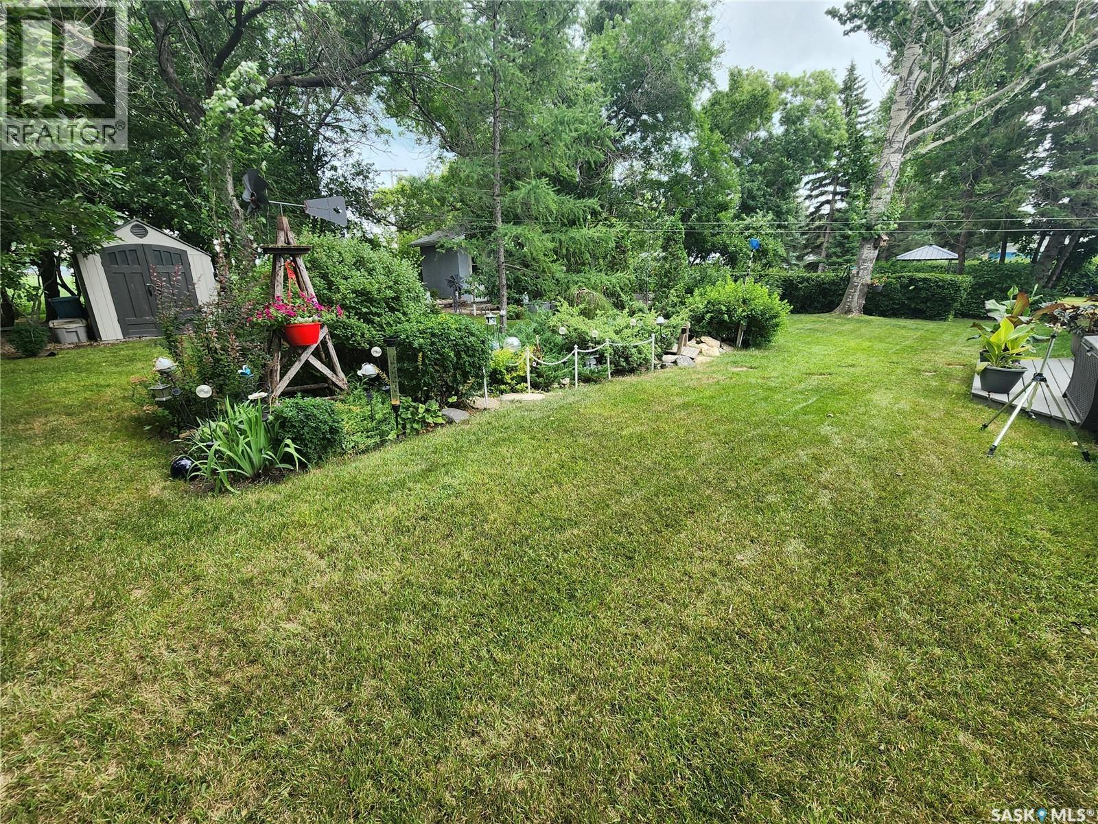 808 Assiniboia AVENUE - 35