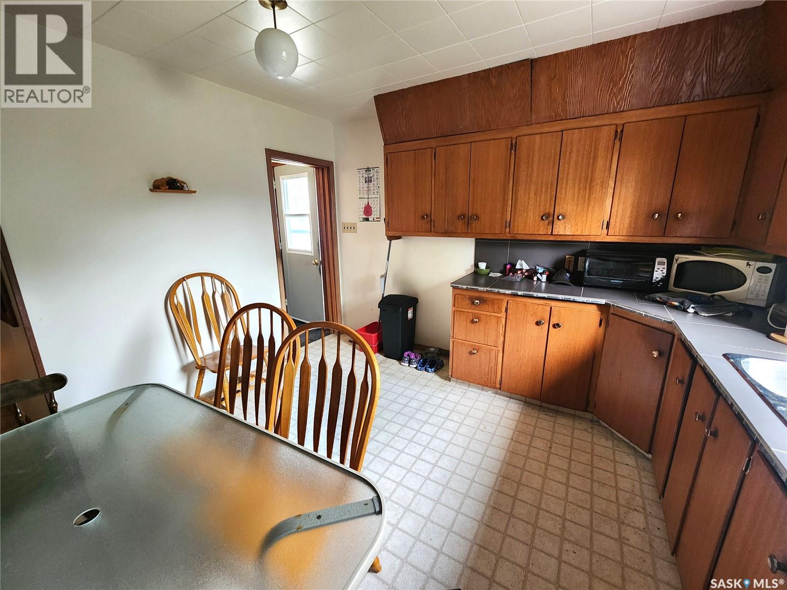 215 Menzies STREET - Image 6