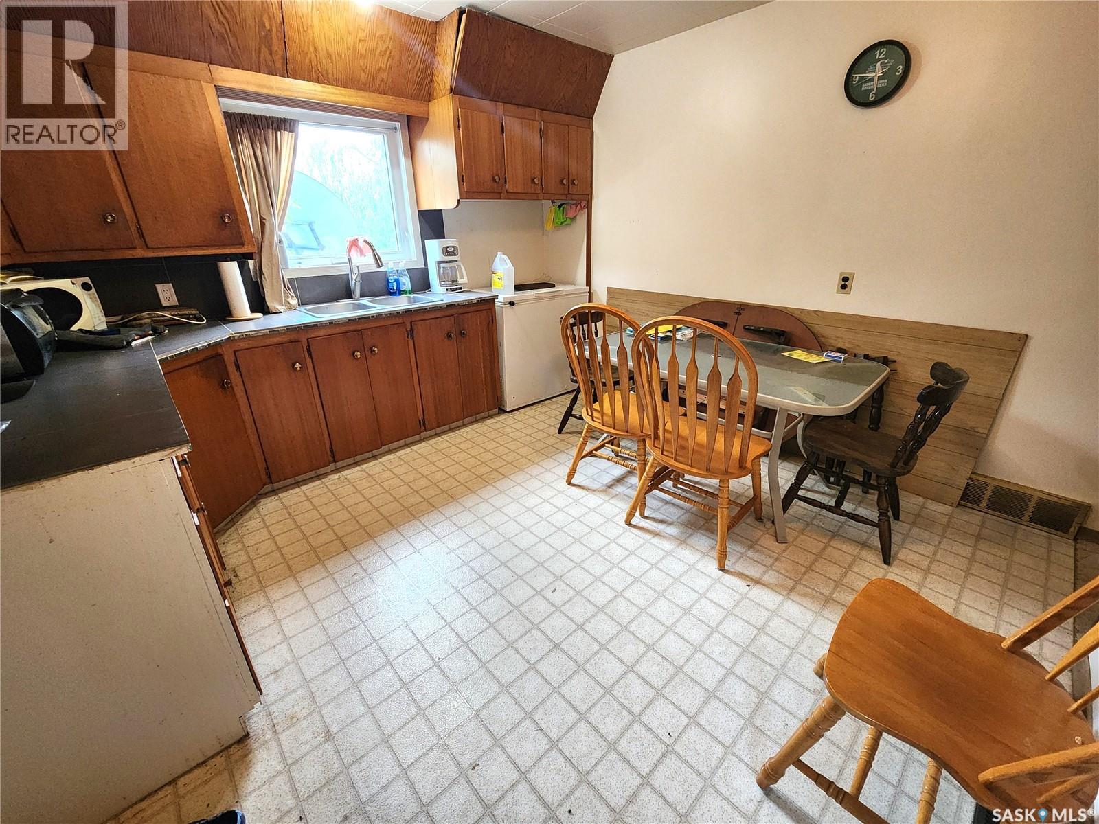 215 Menzies STREET - 3