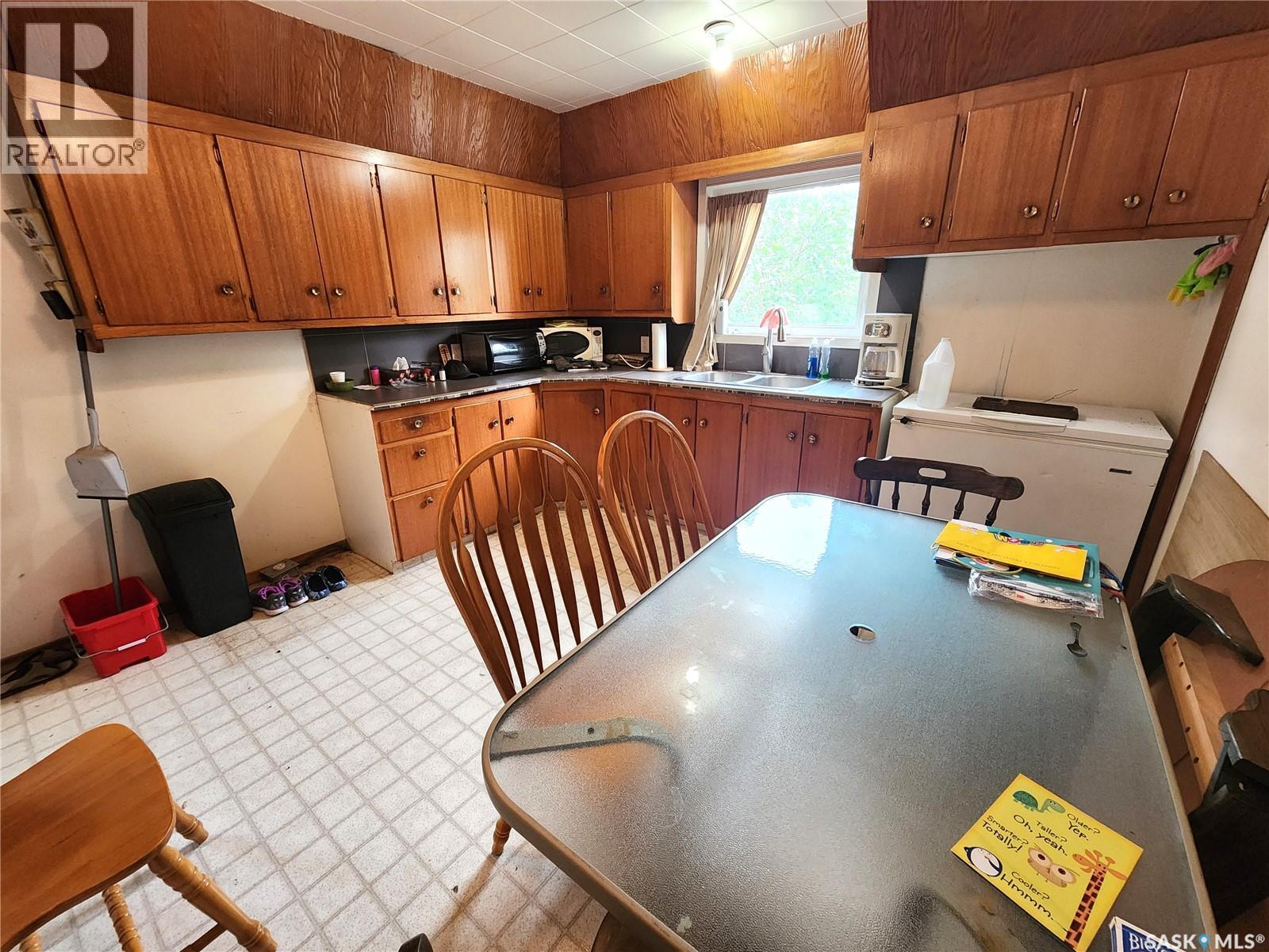 215 Menzies STREET - Image 4