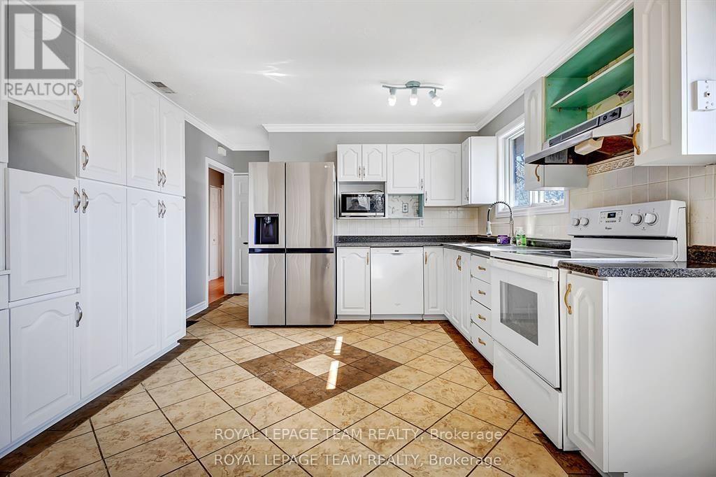 House for Rent in Ottawa – UPPER – 925 MOORVALE ROAD, Ottawa – By Peter Sagos - Image 12