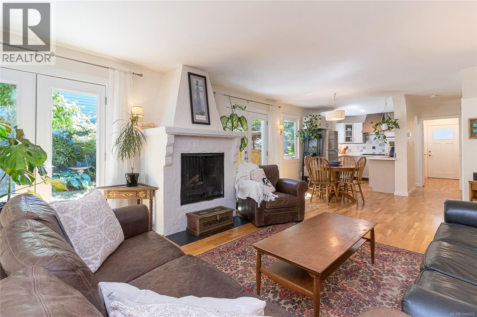 B 1601 Haultain Street, Victoria