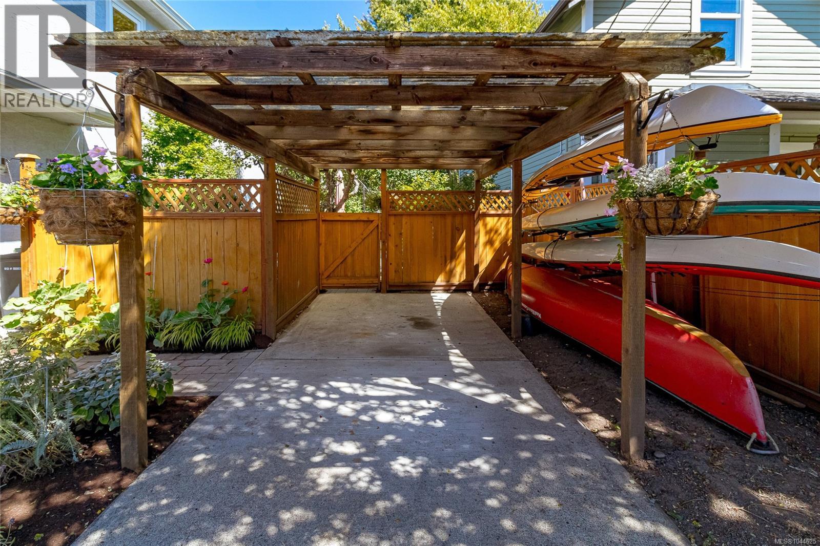 B 1601 Haultain Street, Victoria