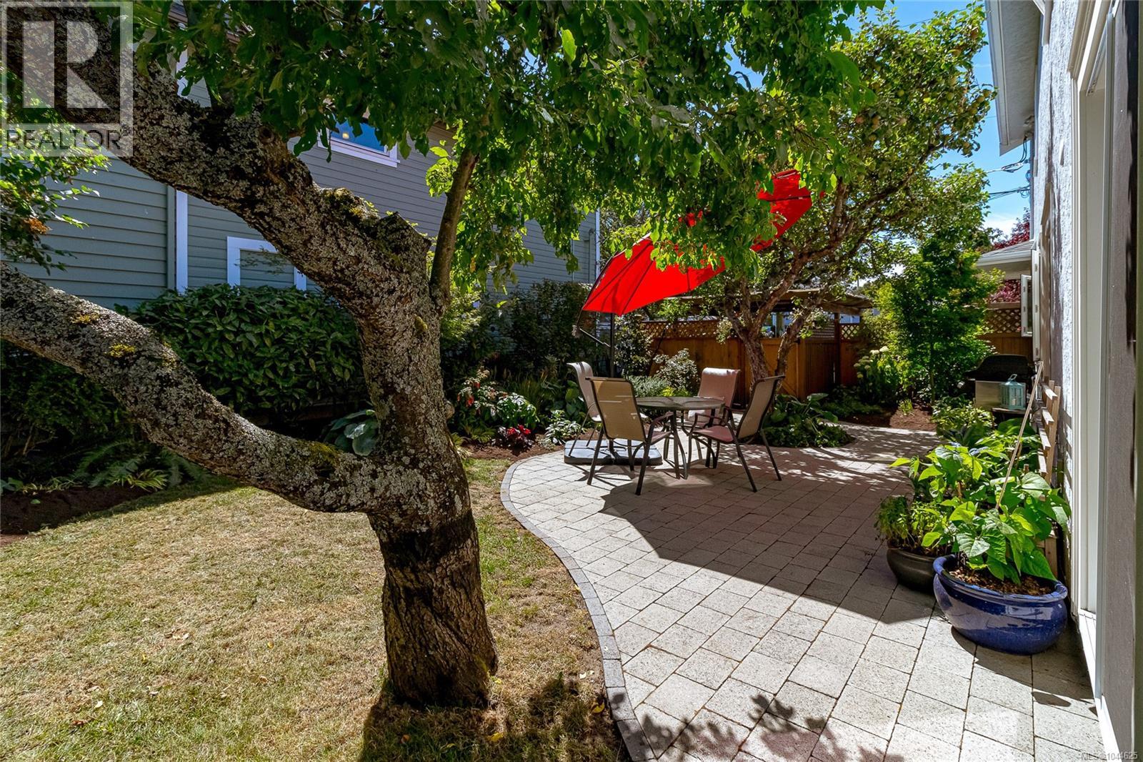 B 1601 Haultain Street, Victoria