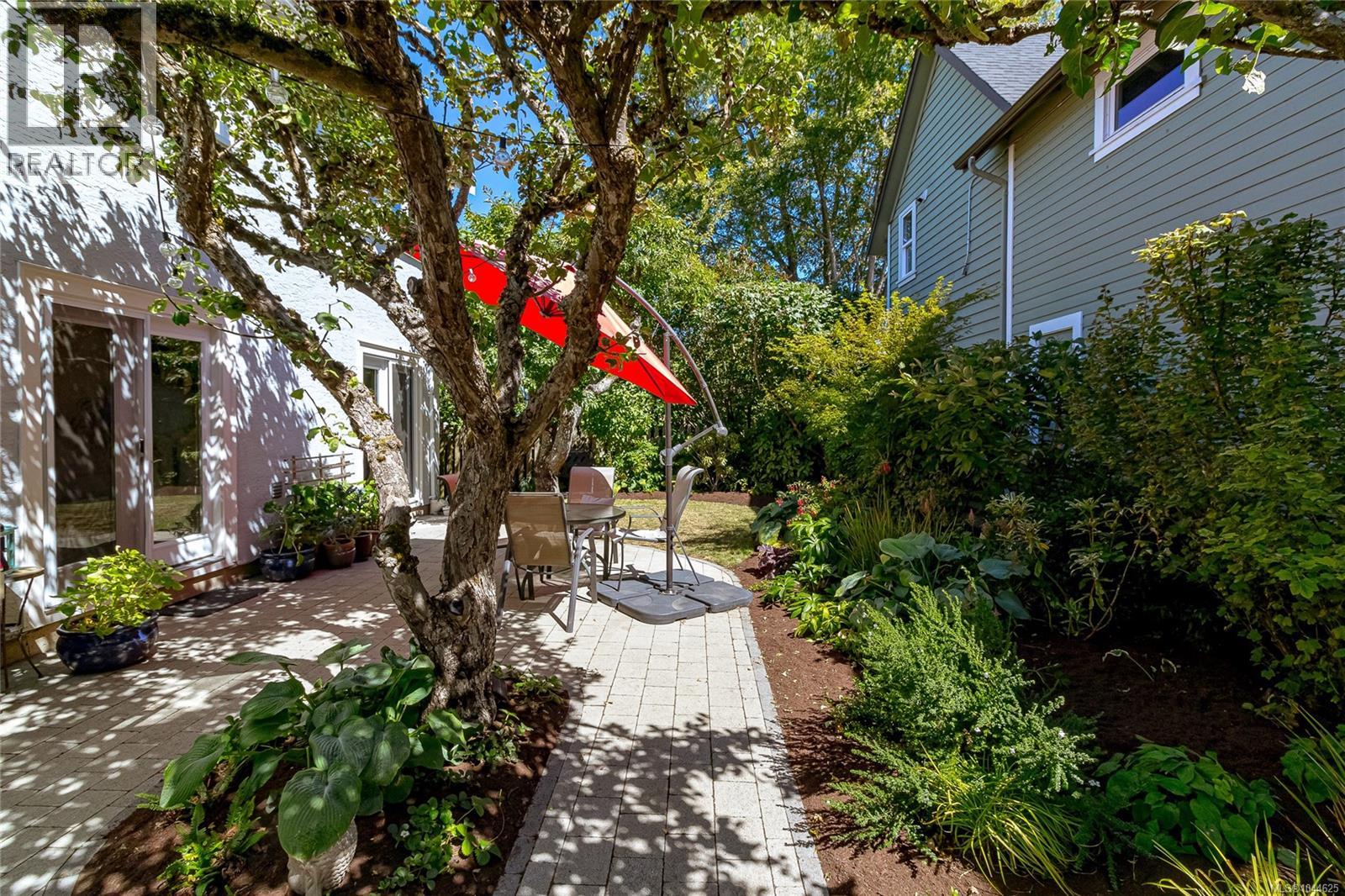 B 1601 Haultain Street, Victoria