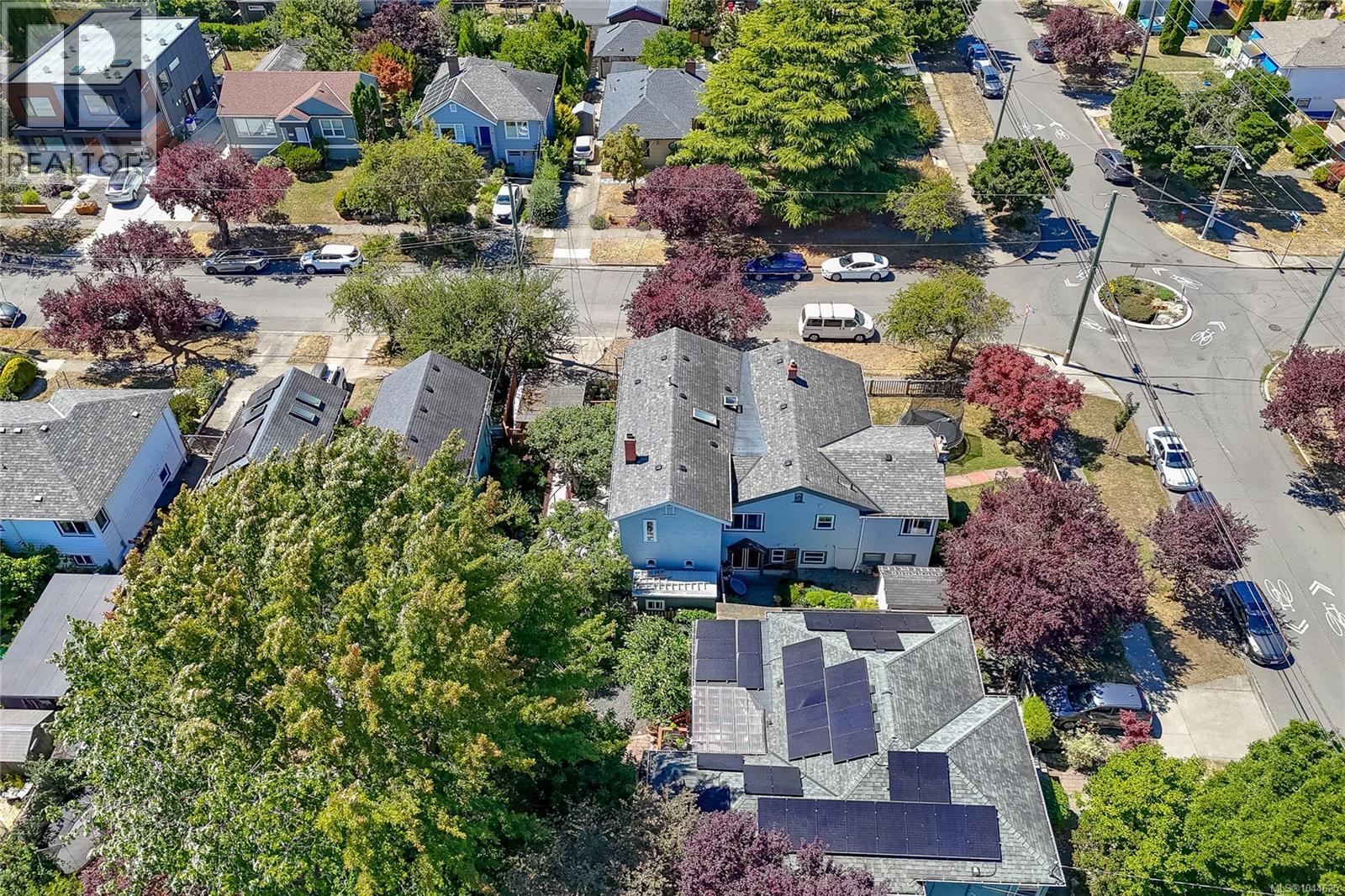 B 1601 Haultain Street, Victoria