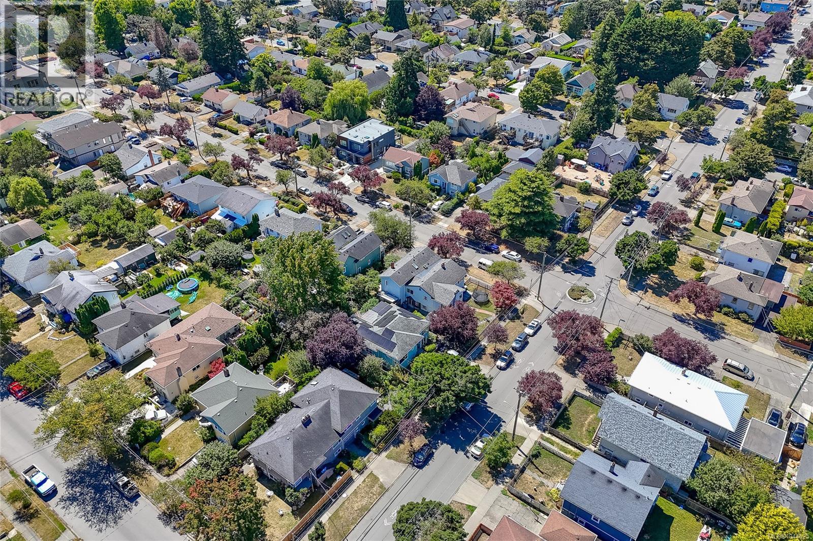 B 1601 Haultain Street, Victoria
