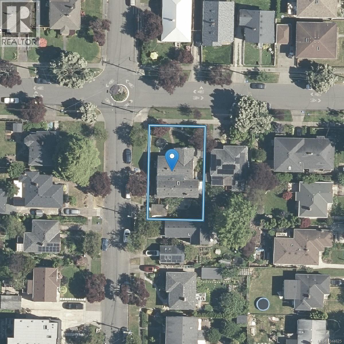 B 1601 Haultain Street, Victoria