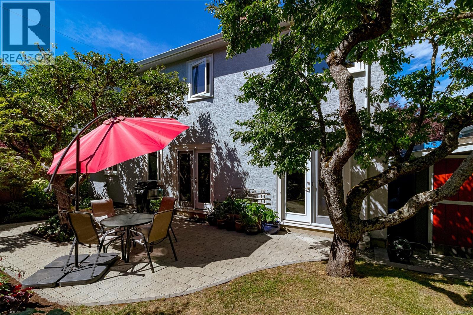 B 1601 Haultain Street, Victoria