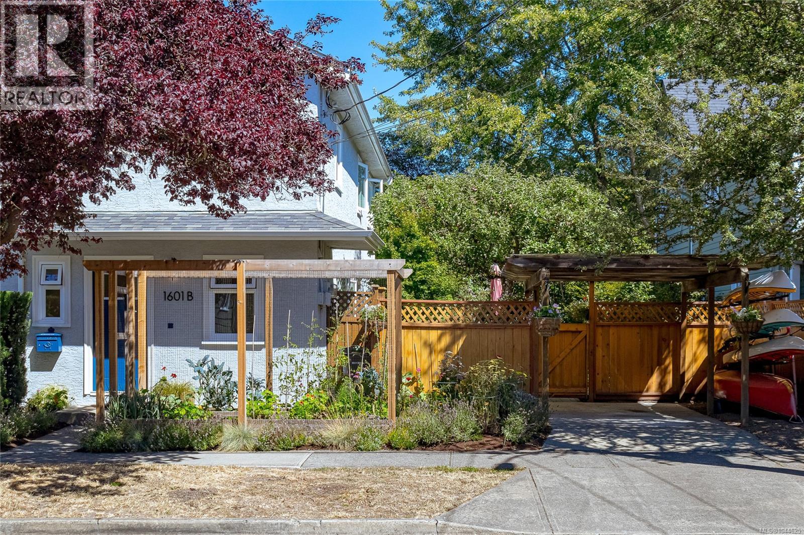 B 1601 Haultain Street, Victoria