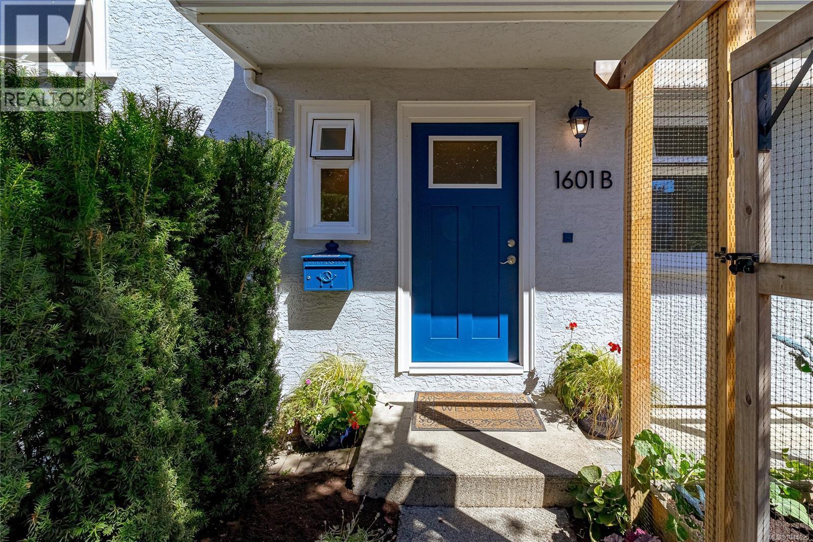 B 1601 Haultain Street, Victoria