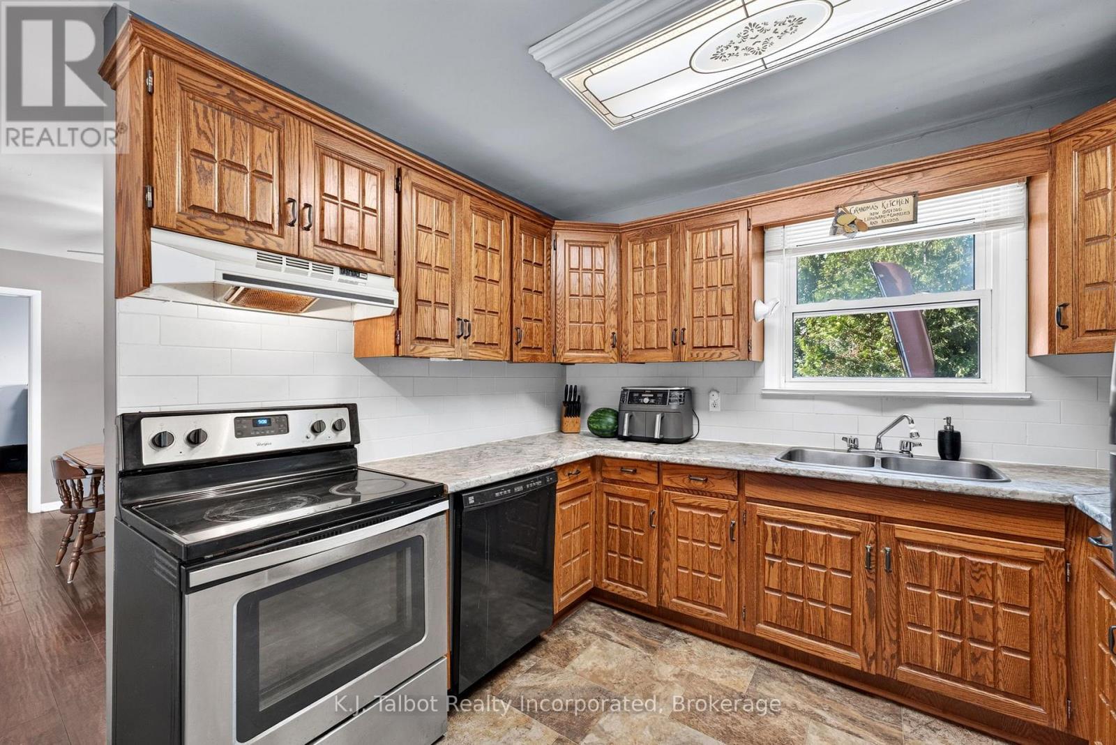 85 PICTON STREET W - 12
