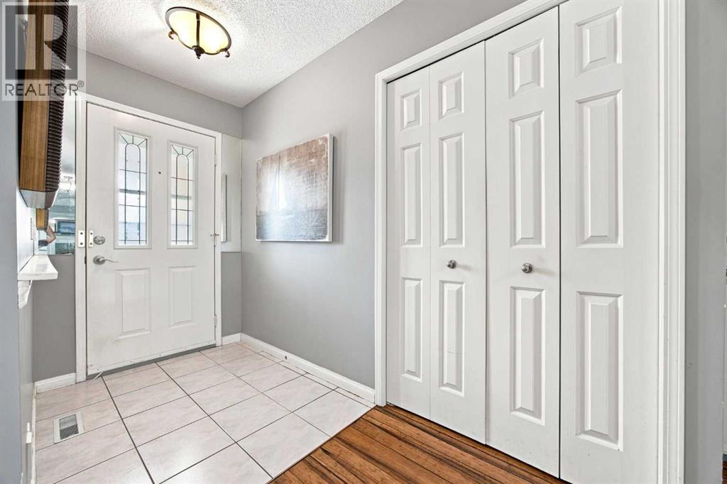 128 Sienna Park Green SW, Signal Hill, Calgary photo 3