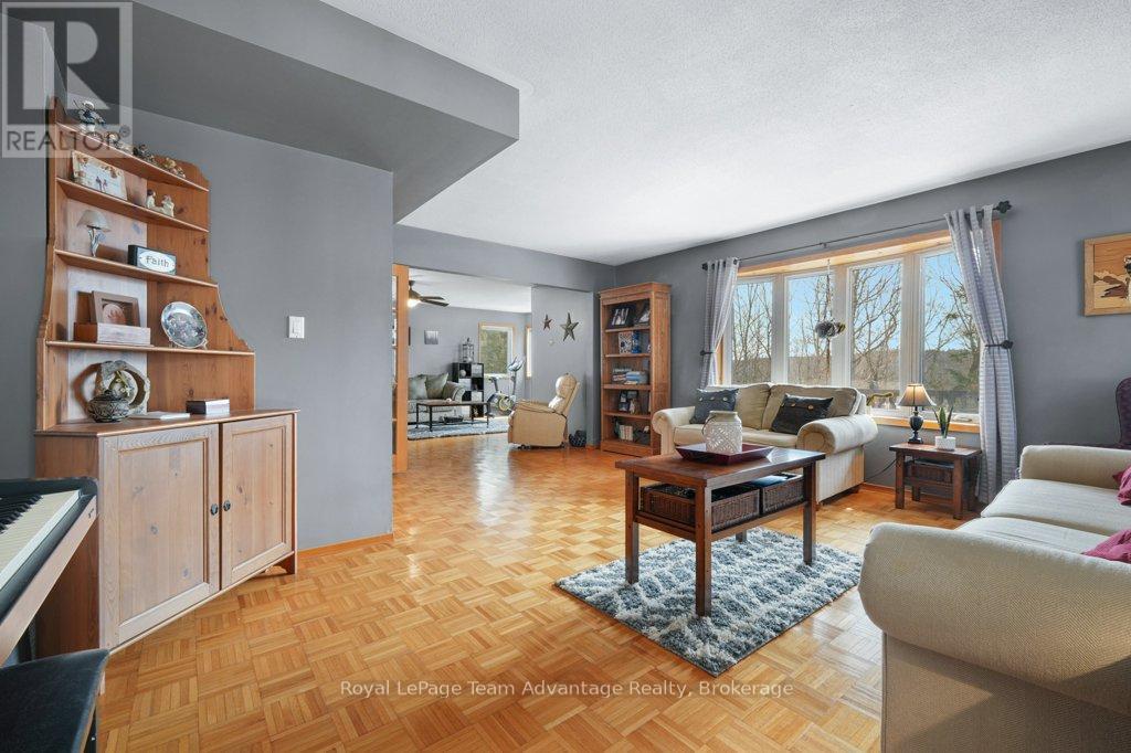 12 TAYLOR CRESCENT - 16