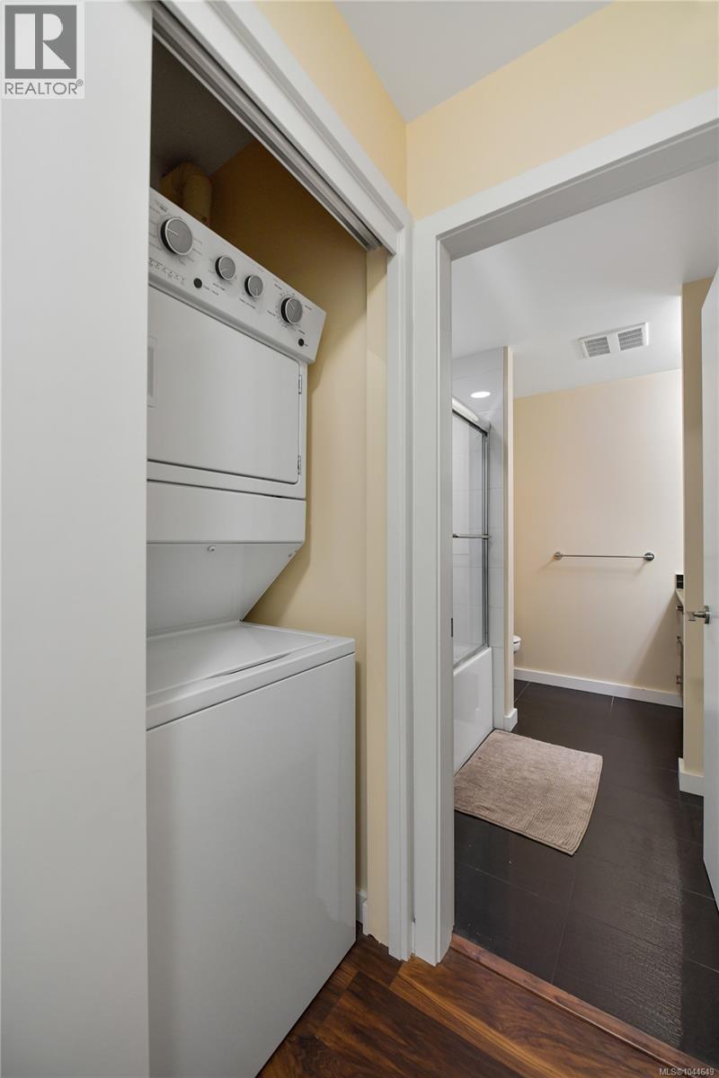 201 591 Latoria Road, Langford
