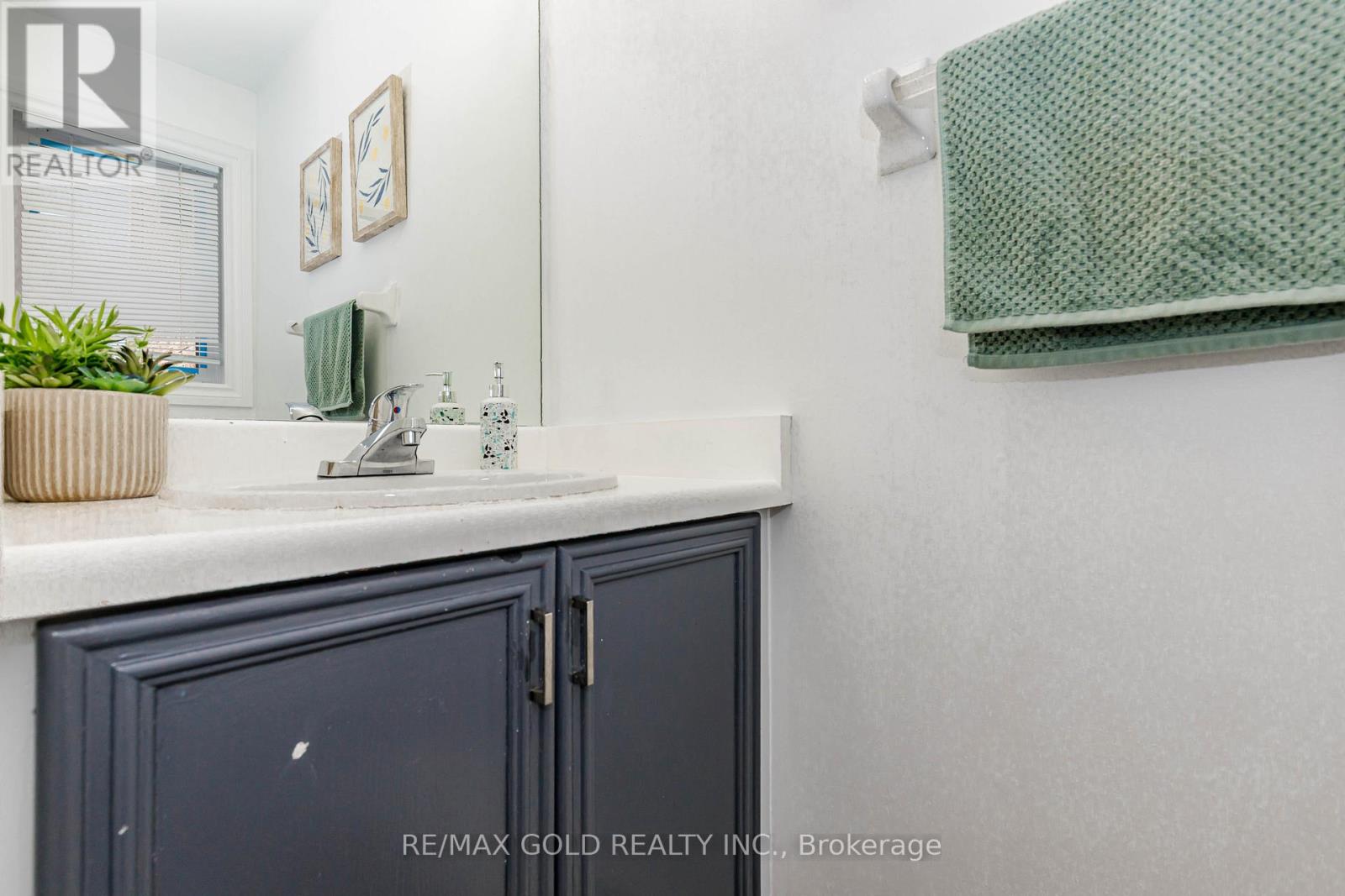 52 WICKSTEAD COURT - 20