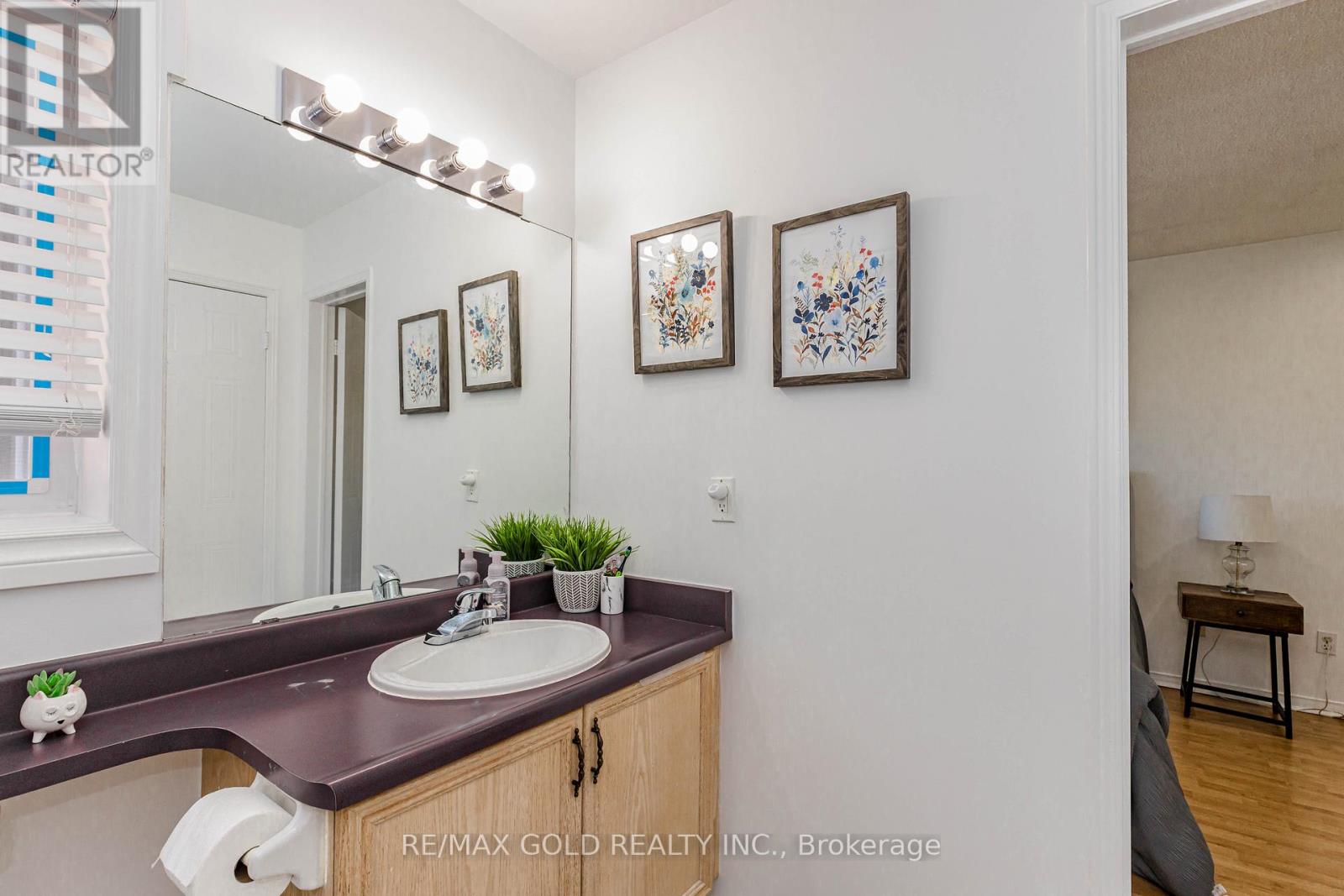 52 WICKSTEAD COURT - 31