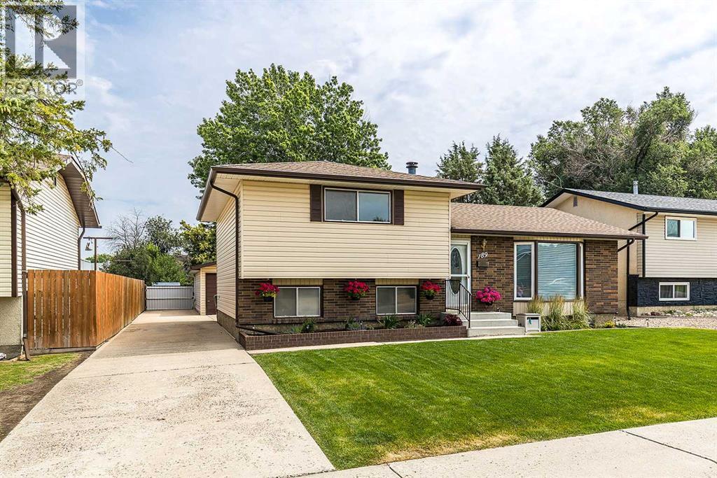 189 Hull Crescent NE - 2