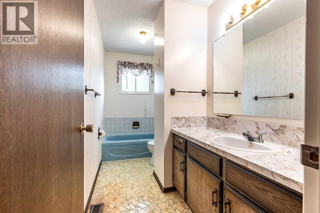 189 Hull Crescent NE - 15
