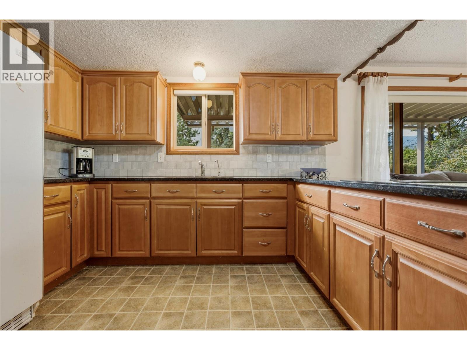 7603 De Jong Drive, Coldstream