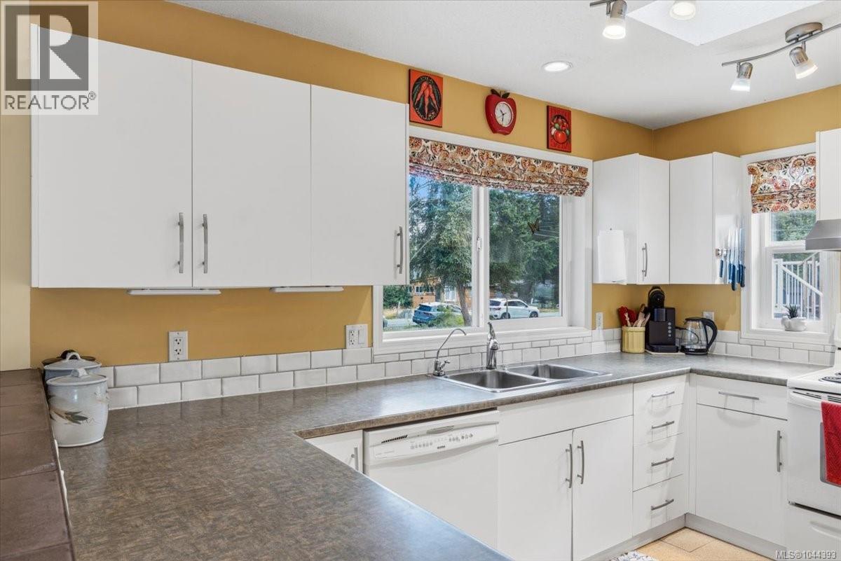 2212 Burgoyne Rd - 8