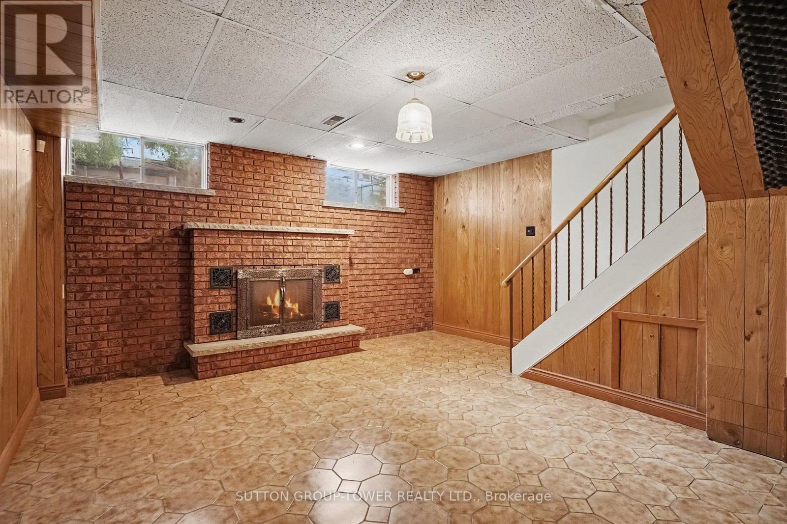 164 ROBINA AVENUE W - 23