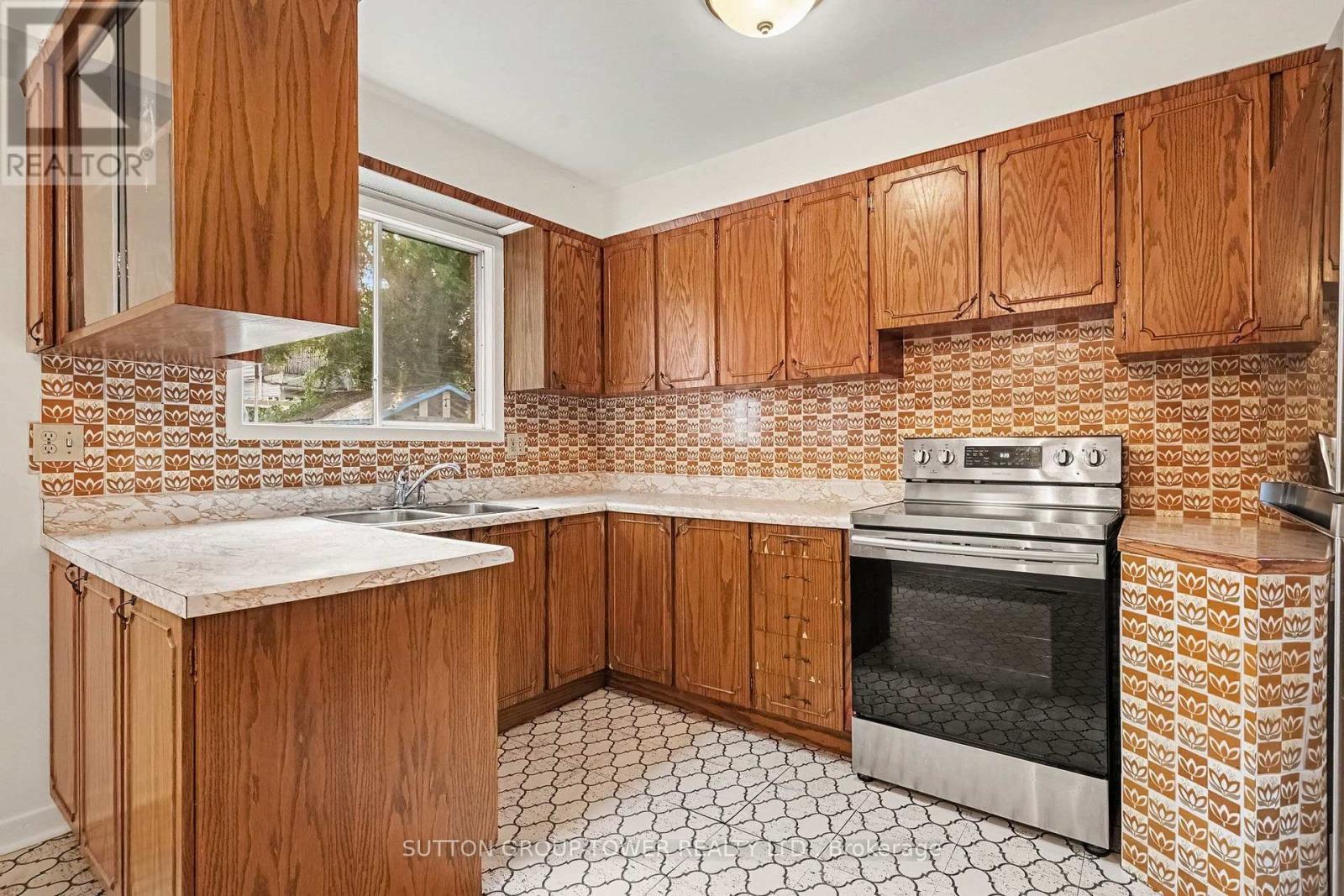 164 ROBINA AVENUE W - 9