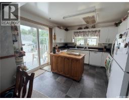 Enclosed porch - 225 Dominion Road, Assiniboia, SK S0H0B0 Photo 10