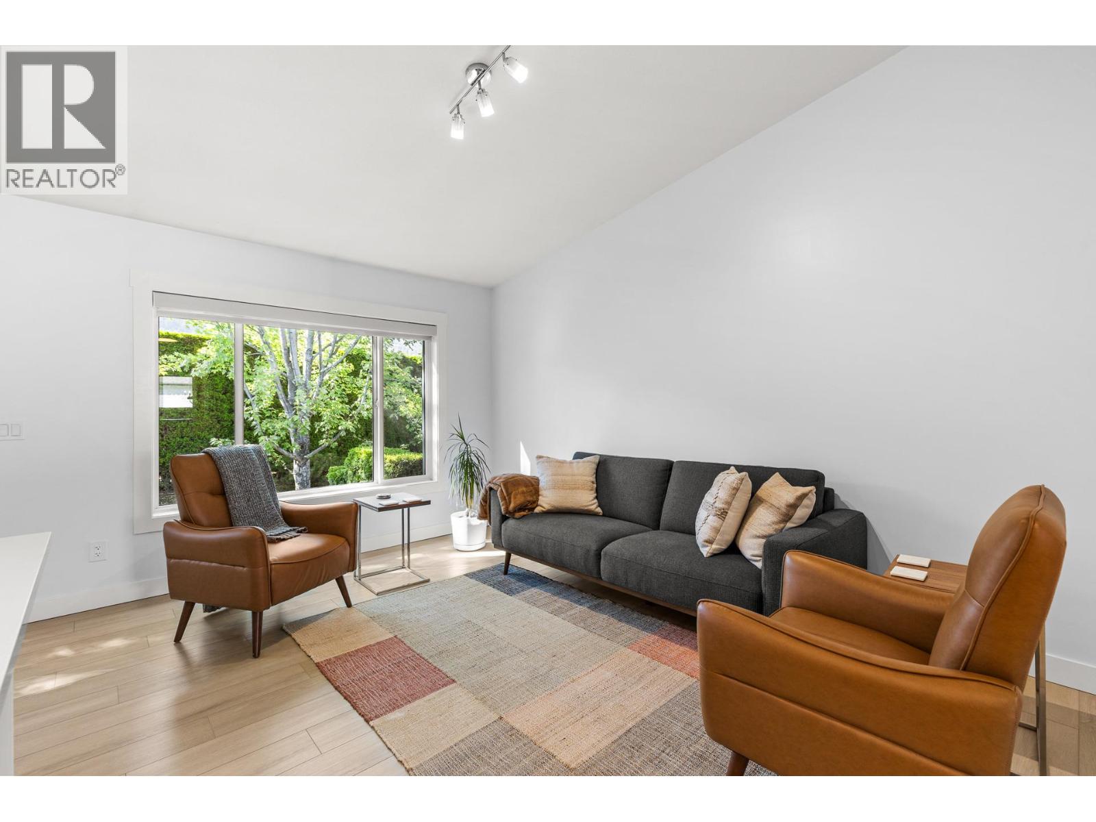#20 225 Glen Park Drive - 4