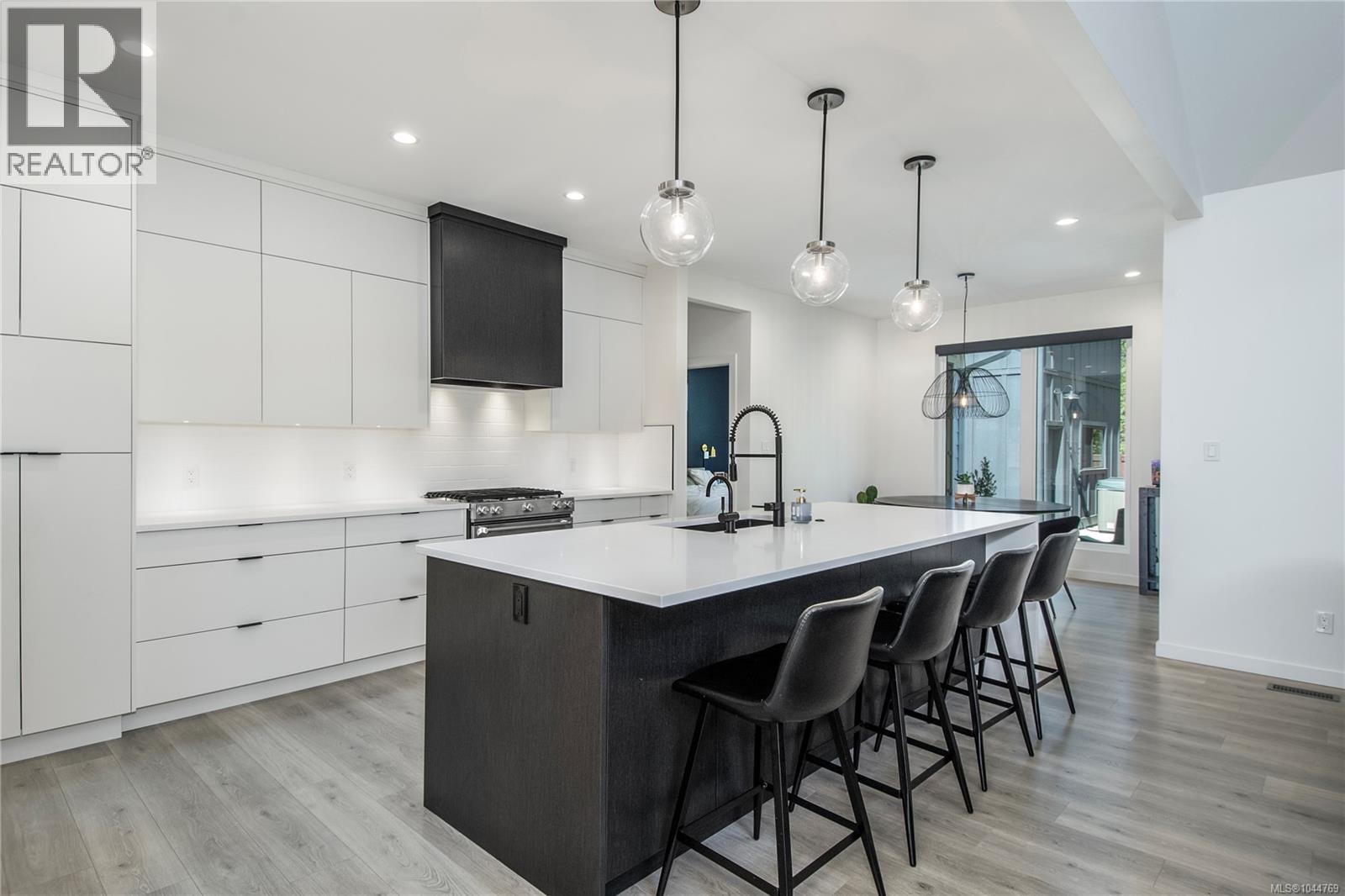746 Salal St - 7
