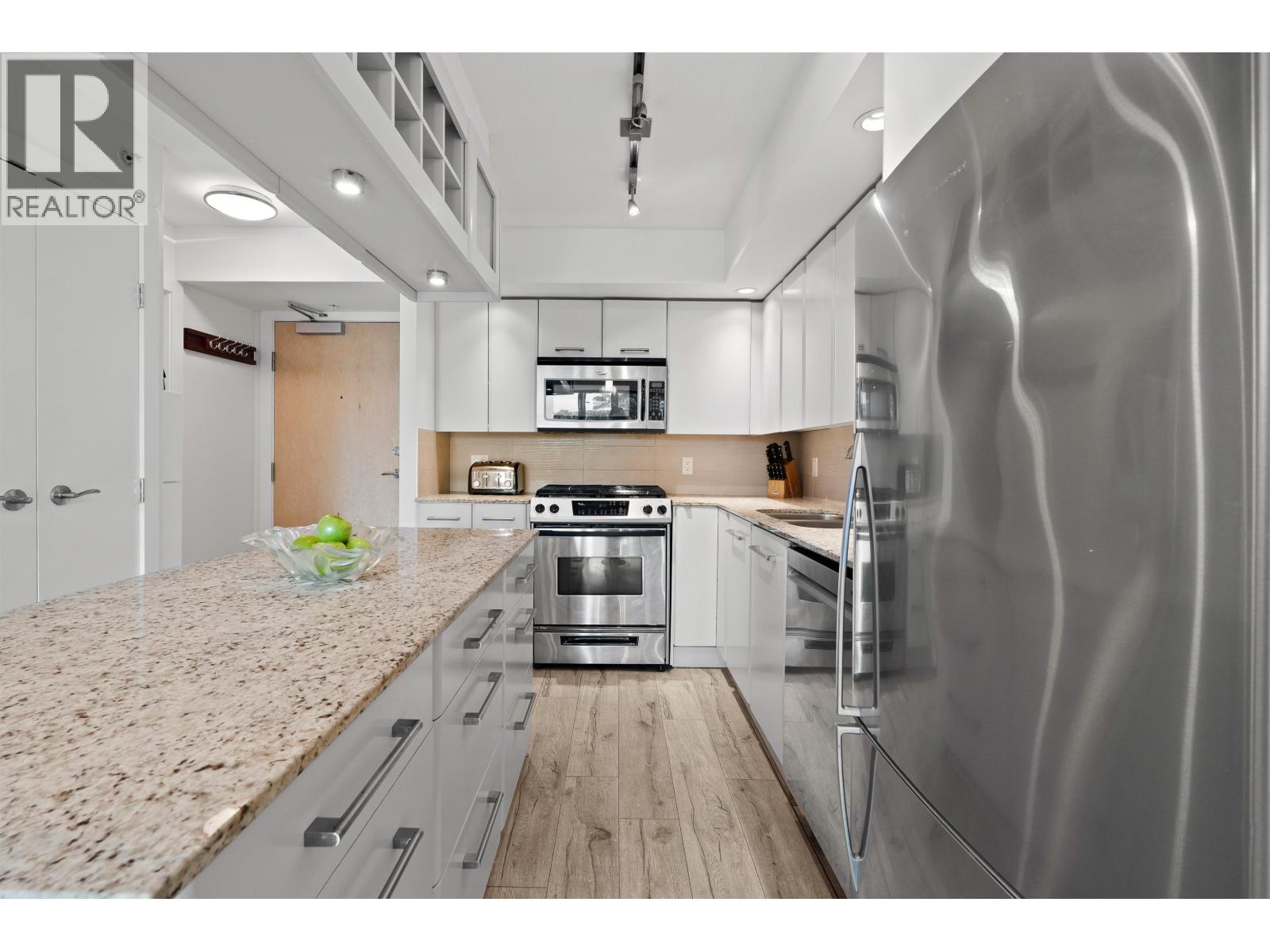 306 683 W VICTORIA PARK, North Vancouver