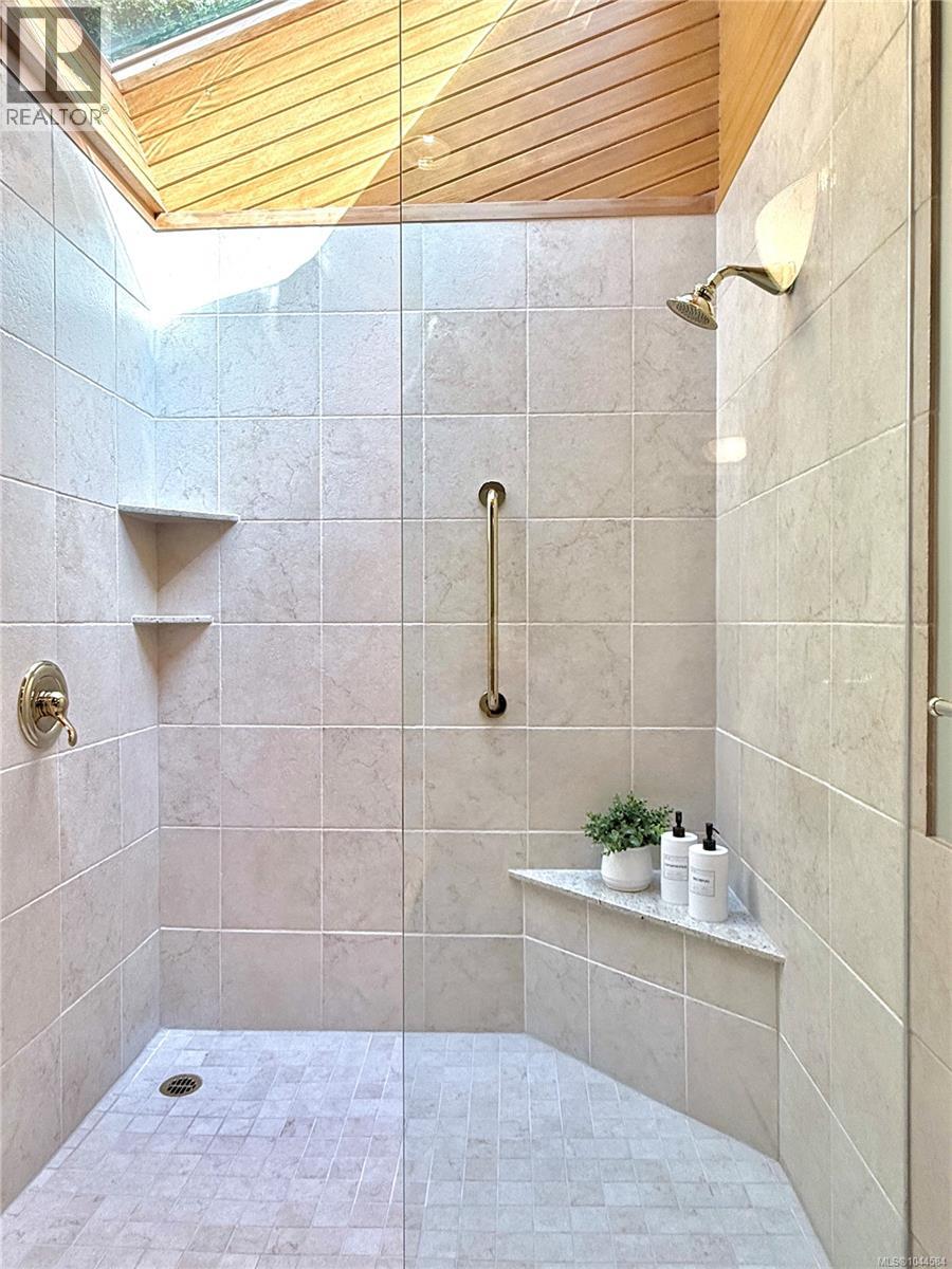  1015 Kentwood Place, Saanich