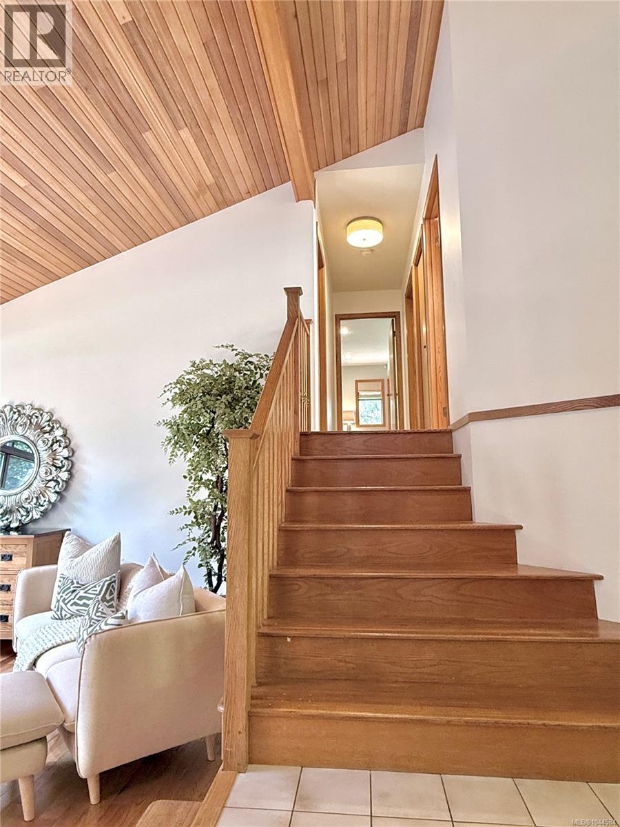  1015 Kentwood Place, Saanich